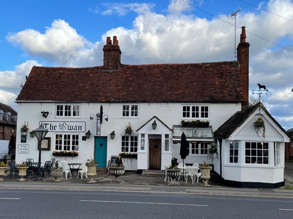 Swan-Pub.jpg?w=1024&h=768&scale